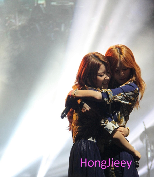 Hyunah hugging SoHyun at STAR Concert 2012. So Sweet !